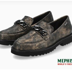 Mephisto Women's Salka Loafer
New with tags 
Size 6.5
Color - black and gold